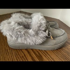 Rubber sole faux fur moccasins